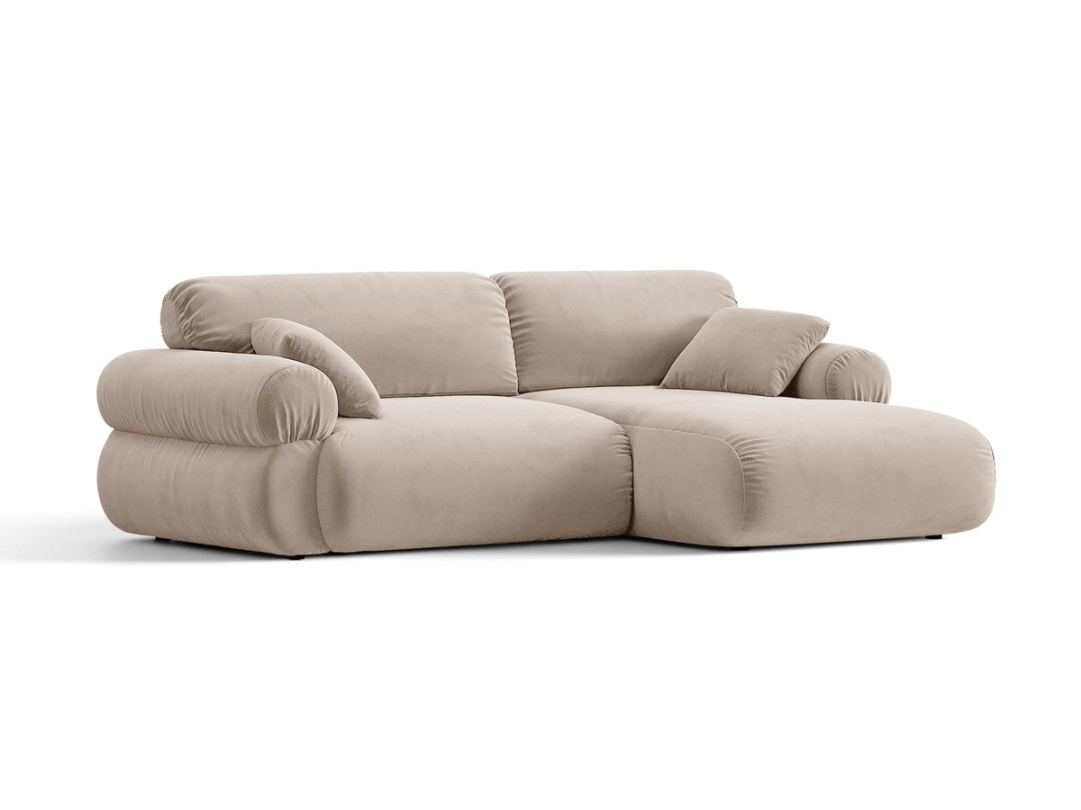 Beiges L-Ecksofa Ophelia von Micadoni mit Stoffbezug Liberty, schwarzen Kunststoffbeinen und niedriger, abgerundeter Sitzform.