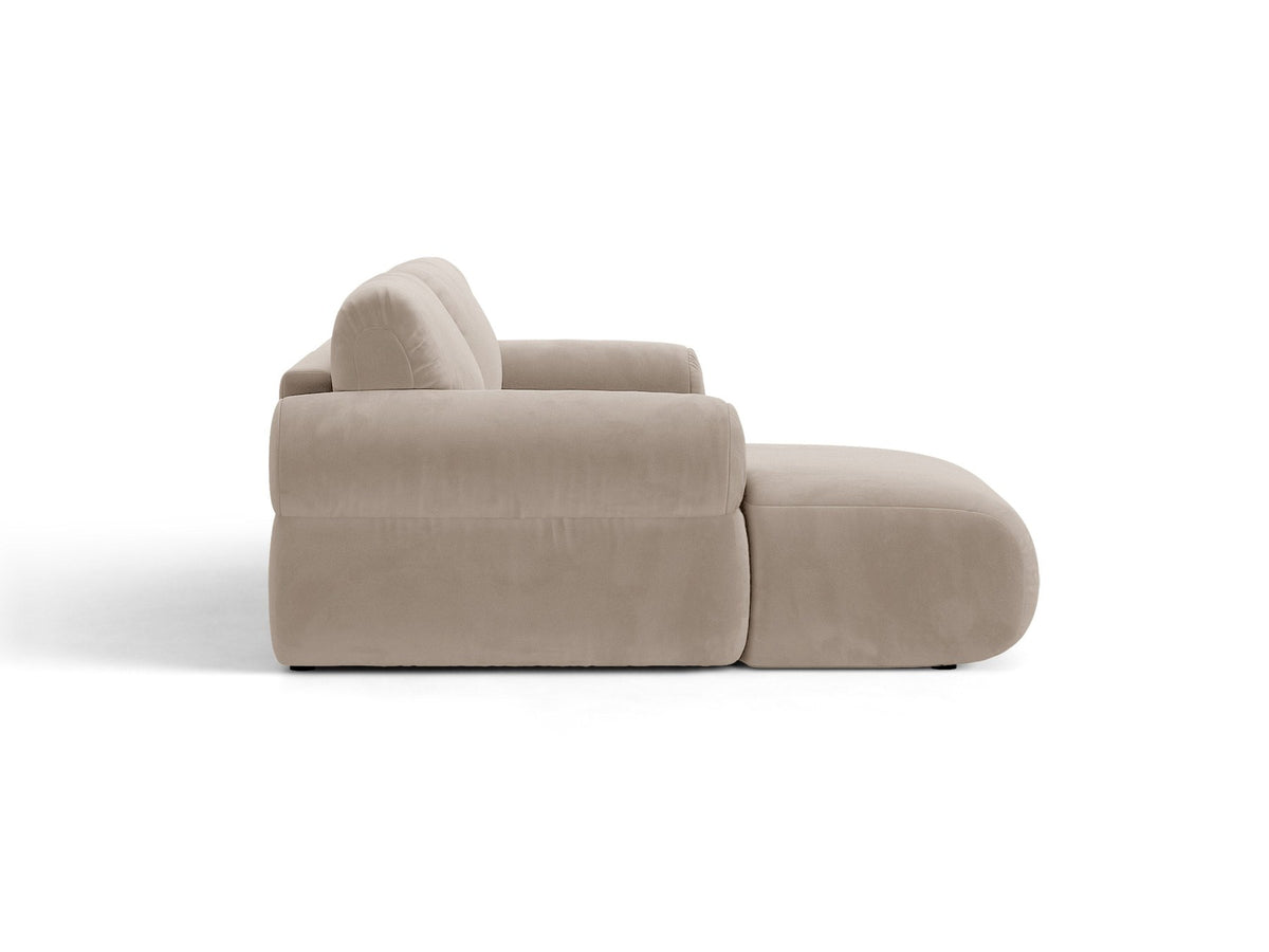 Beiges L-Ecksofa Ophelia von Micadoni mit Stoffbezug Liberty, schwarzen Kunststoffbeinen und niedriger, abgerundeter Sitzform.
