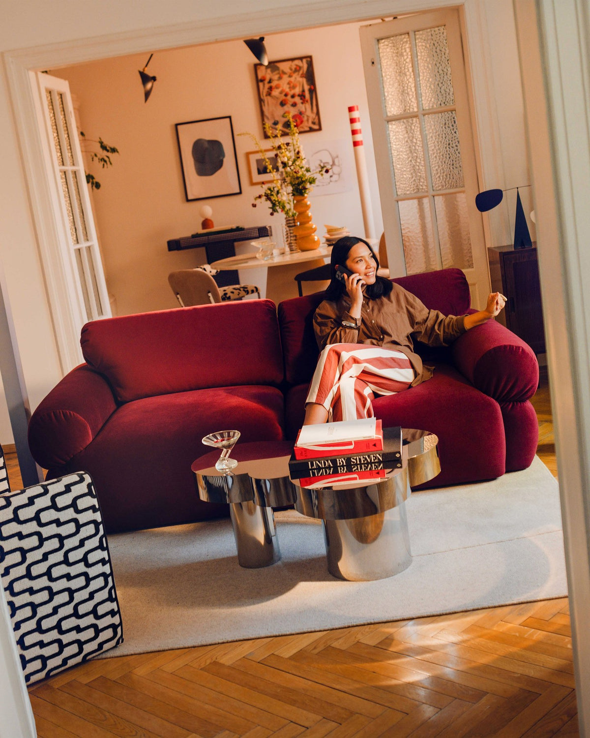 Beiges L-Ecksofa Ophelia von Micadoni mit Stoffbezug Liberty, schwarzen Kunststoffbeinen und niedriger, abgerundeter Sitzform.