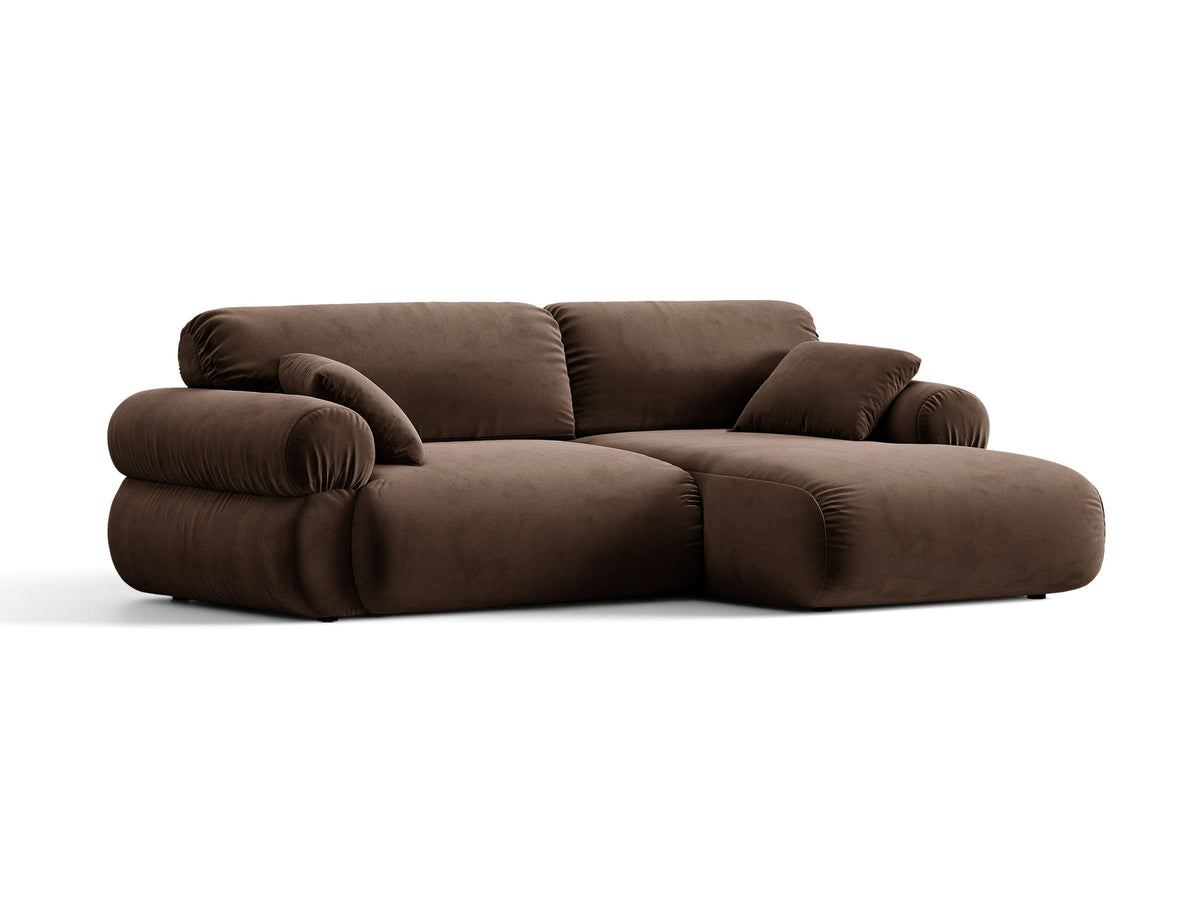 Beiges L-Ecksofa Ophelia von Micadoni mit Stoffbezug Liberty, schwarzen Kunststoffbeinen und niedriger, abgerundeter Sitzform.