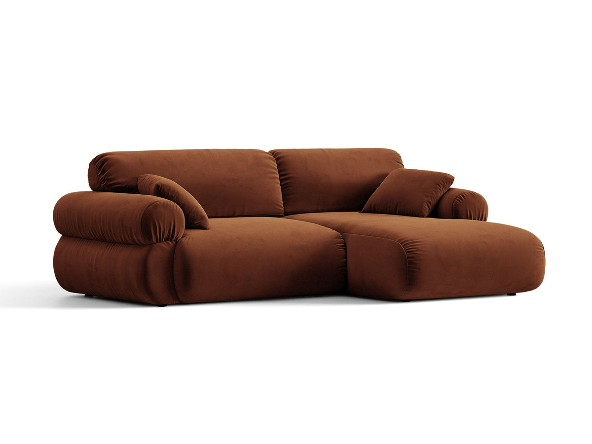 Beiges L-Ecksofa Ophelia von Micadoni mit Stoffbezug Liberty, schwarzen Kunststoffbeinen und niedriger, abgerundeter Sitzform.