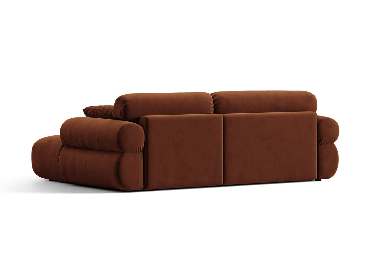 Beiges L-Ecksofa Ophelia von Micadoni mit Stoffbezug Liberty, schwarzen Kunststoffbeinen und niedriger, abgerundeter Sitzform.
