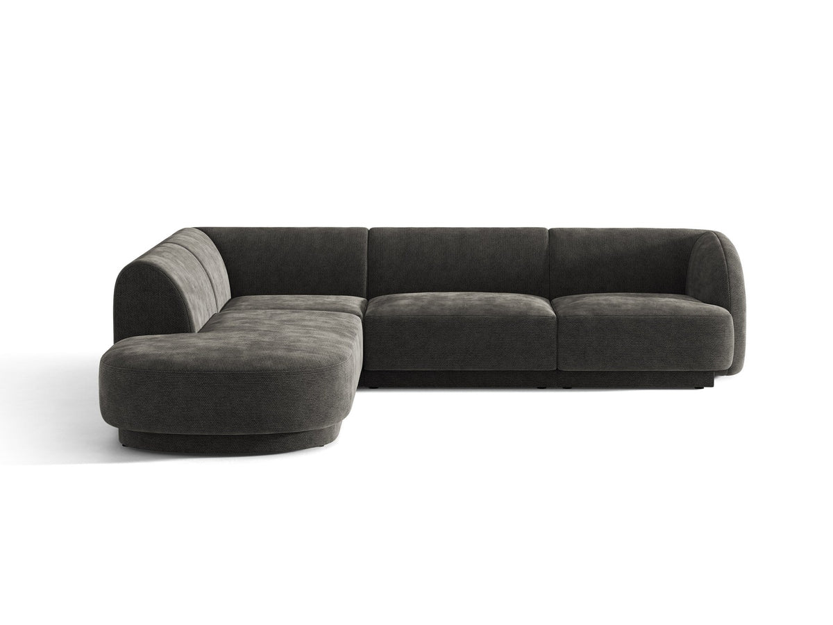 Dunkelbeiges L-förmiges Ecksofa Miley von Micadoni mit Bluvel-Stoff, schwarzen Kunststoffbeinen und linker Ausrichtung, freigestellt.