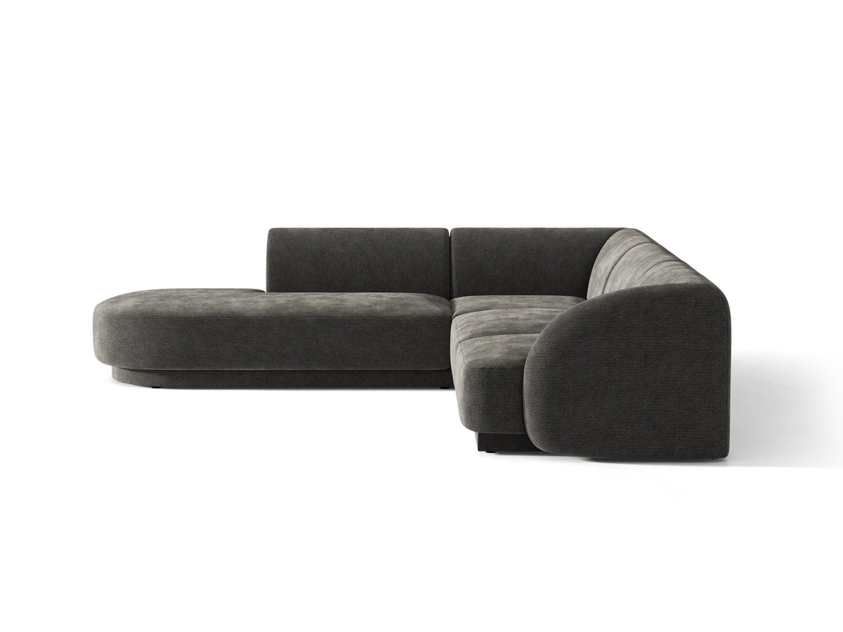 Dunkelbeiges L-förmiges Ecksofa Miley von Micadoni mit Bluvel-Stoff, schwarzen Kunststoffbeinen und linker Ausrichtung, freigestellt.