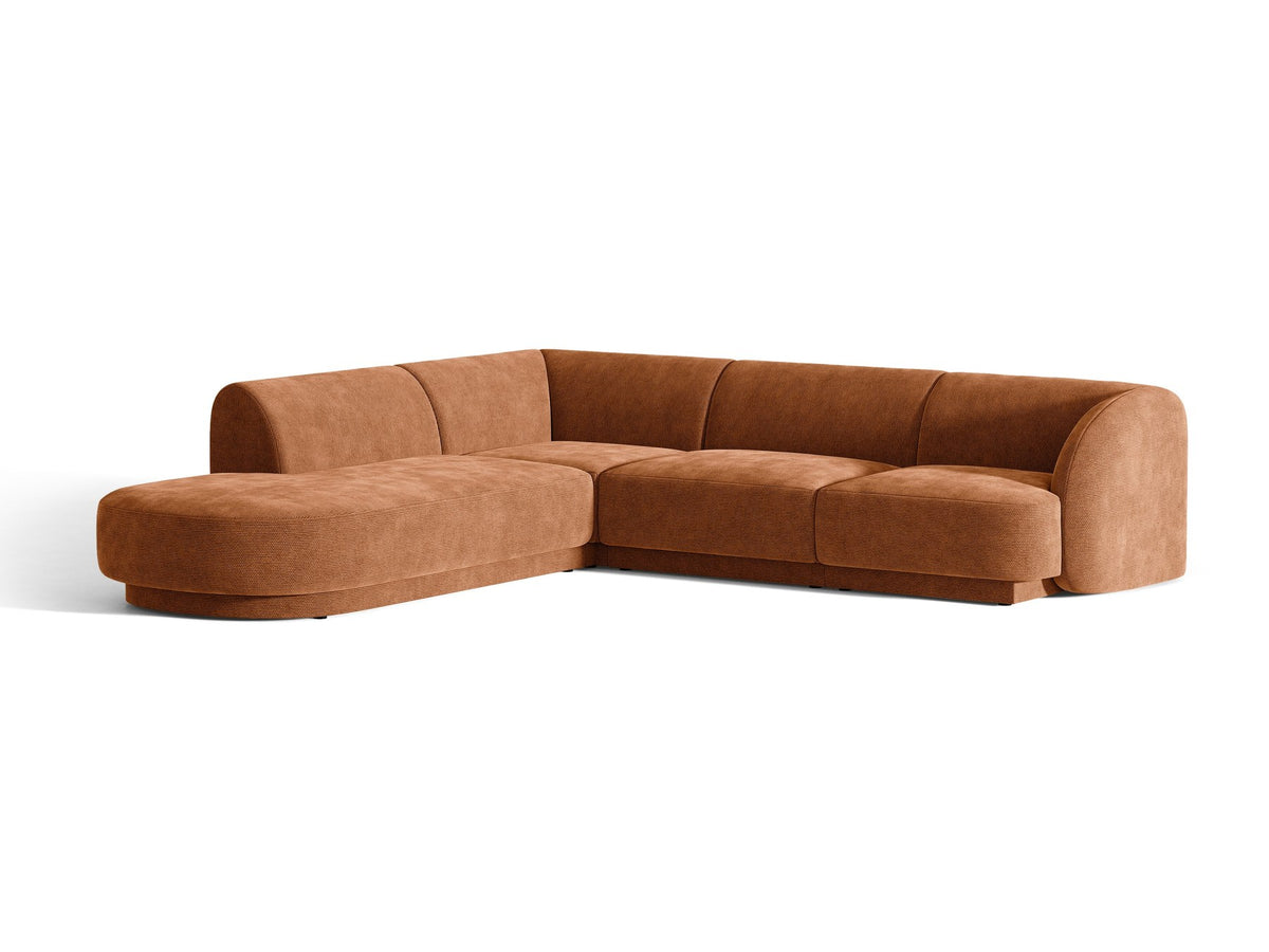 Dunkelbeiges L-förmiges Ecksofa Miley von Micadoni mit Bluvel-Stoff, schwarzen Kunststoffbeinen und linker Ausrichtung, freigestellt.
