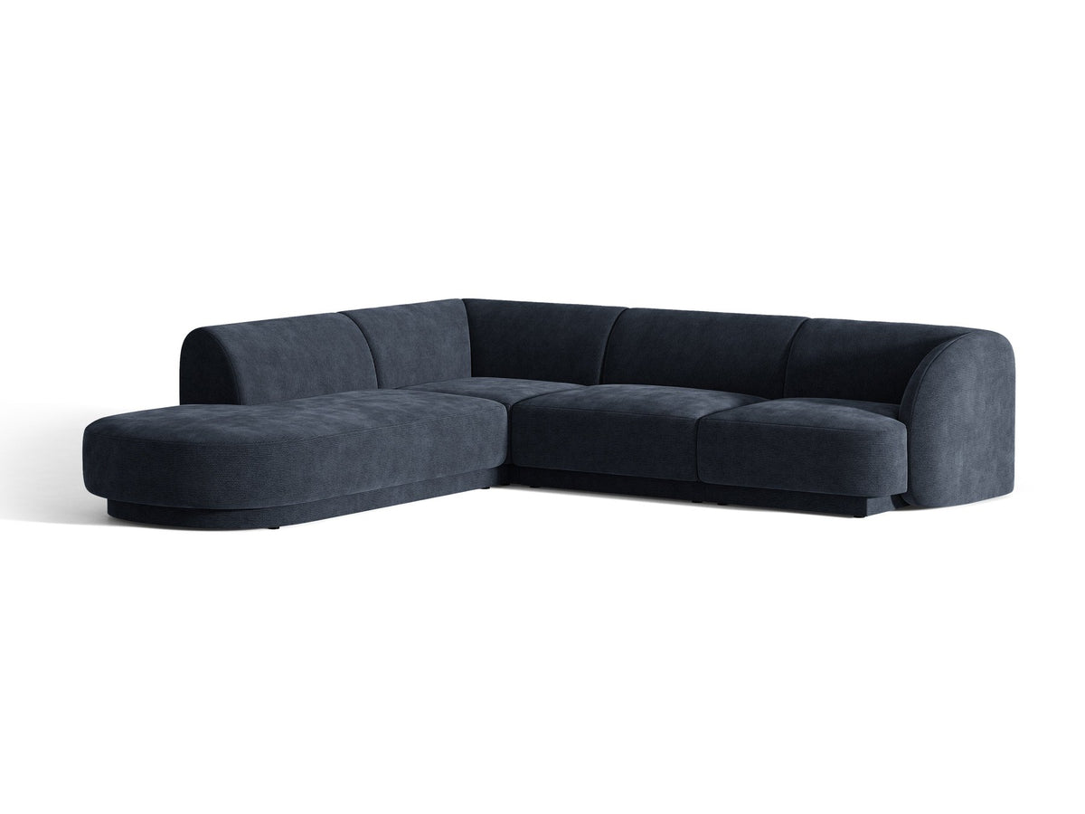 Dunkelbeiges L-förmiges Ecksofa Miley von Micadoni mit Bluvel-Stoff, schwarzen Kunststoffbeinen und linker Ausrichtung, freigestellt.
