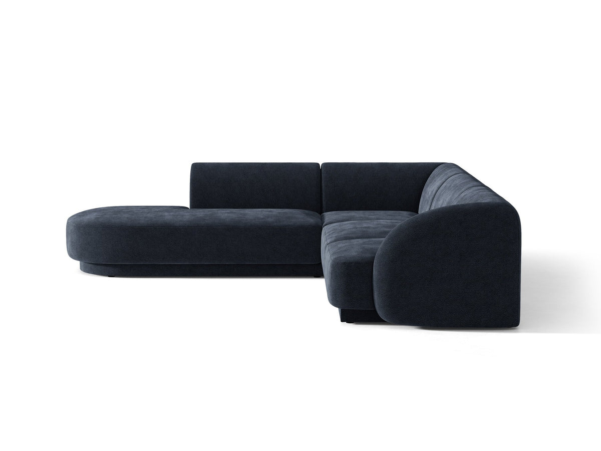 Dunkelbeiges L-förmiges Ecksofa Miley von Micadoni mit Bluvel-Stoff, schwarzen Kunststoffbeinen und linker Ausrichtung, freigestellt.