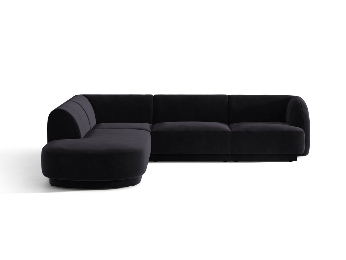 Dunkelbeiges L-förmiges Ecksofa Miley von Micadoni mit Bluvel-Stoff, schwarzen Kunststoffbeinen und linker Ausrichtung, freigestellt.