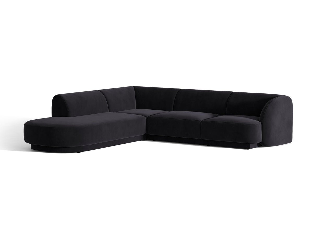 Dunkelbeiges L-förmiges Ecksofa Miley von Micadoni mit Bluvel-Stoff, schwarzen Kunststoffbeinen und linker Ausrichtung, freigestellt.