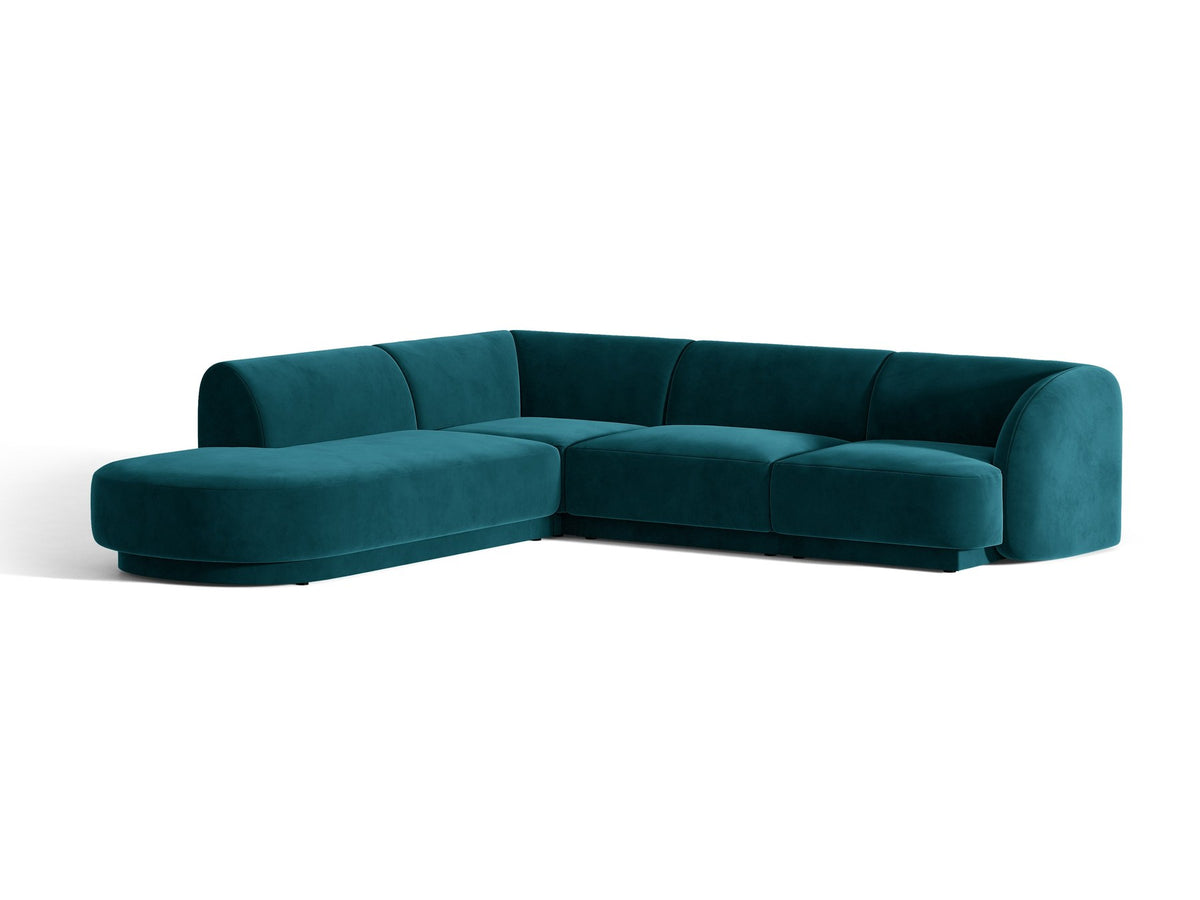 Dunkelbeiges L-förmiges Ecksofa Miley von Micadoni mit Bluvel-Stoff, schwarzen Kunststoffbeinen und linker Ausrichtung, freigestellt.