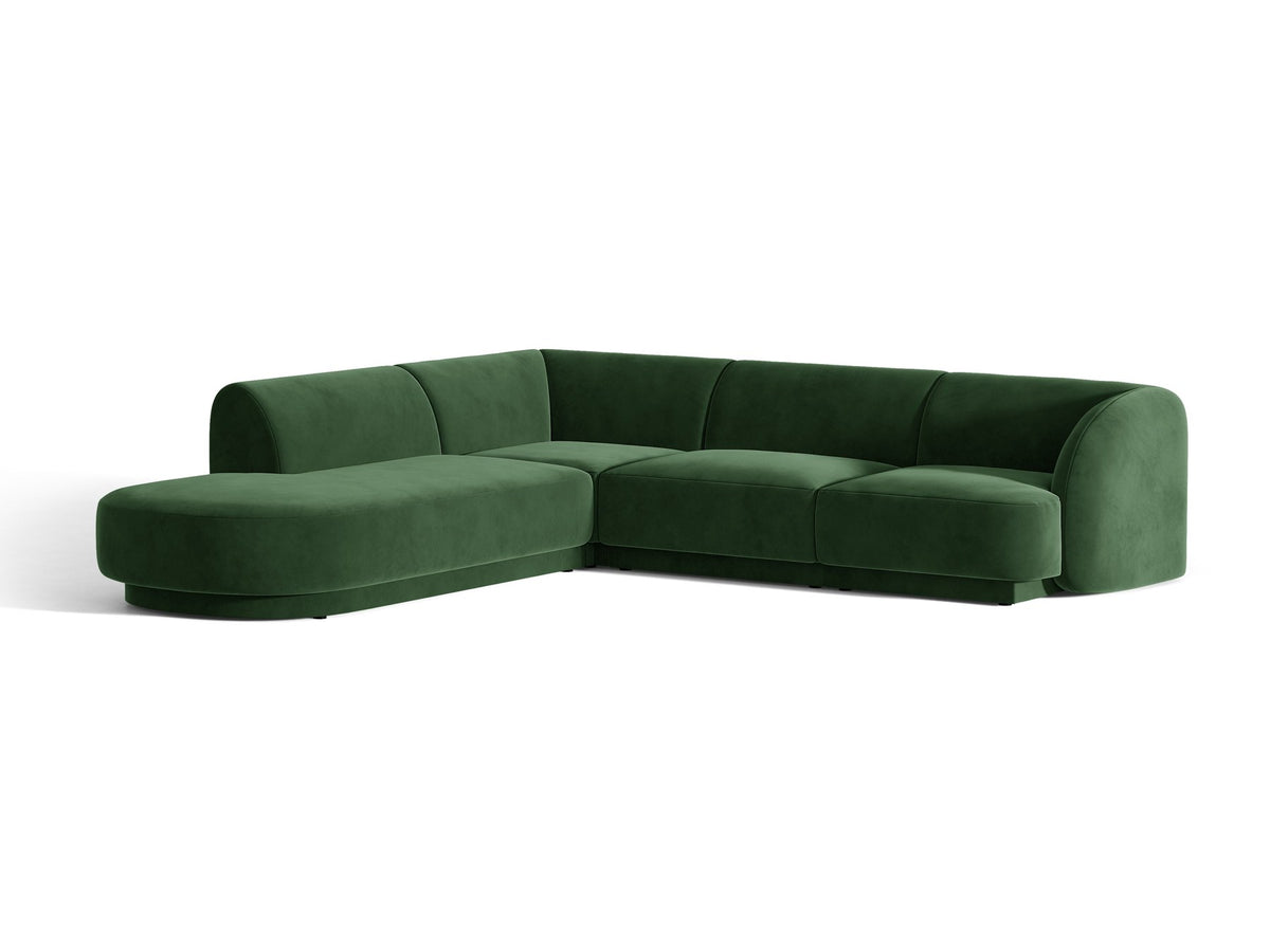 Dunkelbeiges L-förmiges Ecksofa Miley von Micadoni mit Bluvel-Stoff, schwarzen Kunststoffbeinen und linker Ausrichtung, freigestellt.