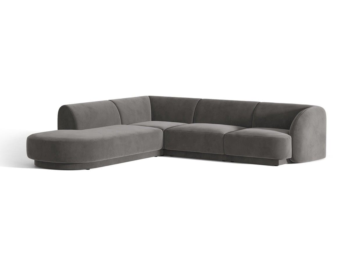 Dunkelbeiges L-förmiges Ecksofa Miley von Micadoni mit Bluvel-Stoff, schwarzen Kunststoffbeinen und linker Ausrichtung, freigestellt.