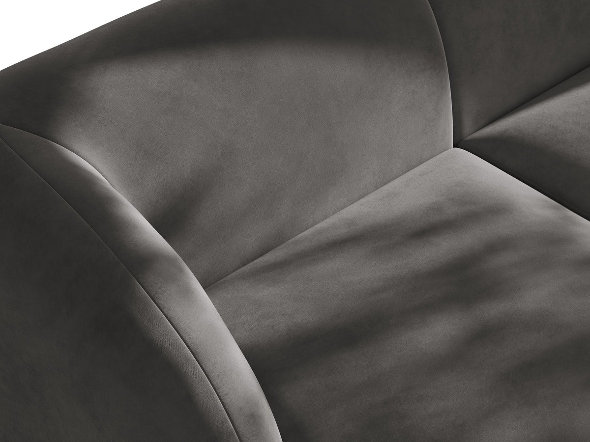 Dunkelbeiges L-förmiges Ecksofa Miley von Micadoni mit Bluvel-Stoff, schwarzen Kunststoffbeinen und linker Ausrichtung, freigestellt.