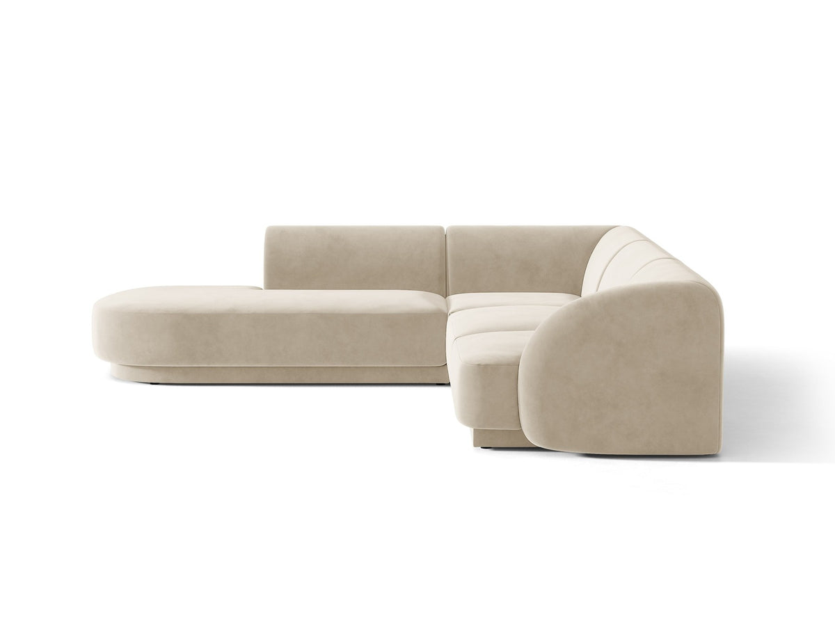 Dunkelbeiges L-förmiges Ecksofa Miley von Micadoni mit Bluvel-Stoff, schwarzen Kunststoffbeinen und linker Ausrichtung, freigestellt.