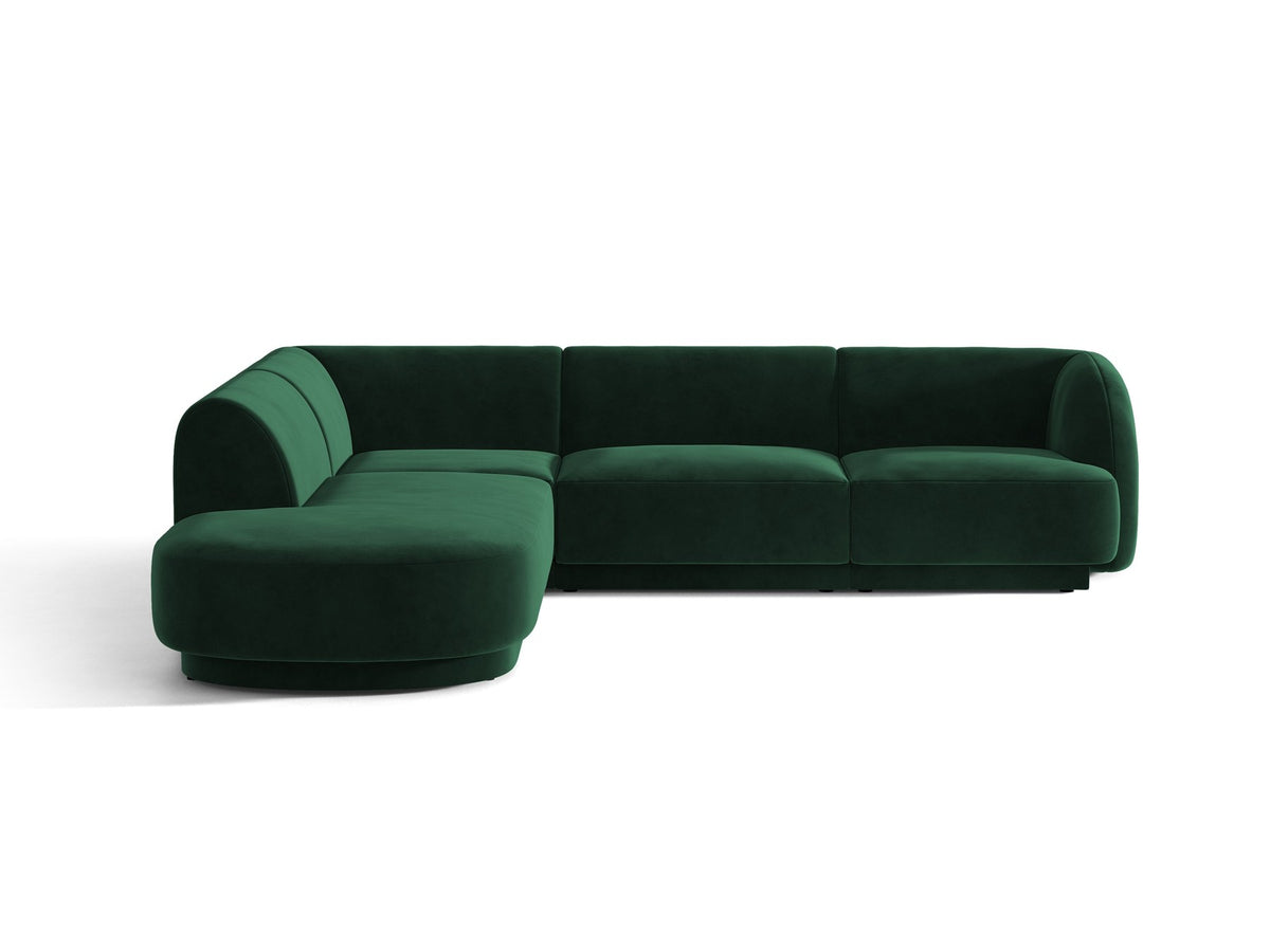 Dunkelbeiges L-förmiges Ecksofa Miley von Micadoni mit Bluvel-Stoff, schwarzen Kunststoffbeinen und linker Ausrichtung, freigestellt.
