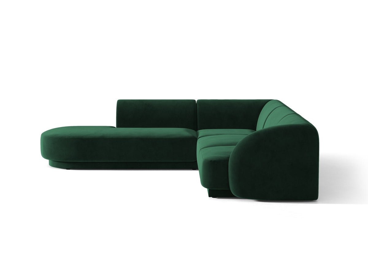 Dunkelbeiges L-förmiges Ecksofa Miley von Micadoni mit Bluvel-Stoff, schwarzen Kunststoffbeinen und linker Ausrichtung, freigestellt.