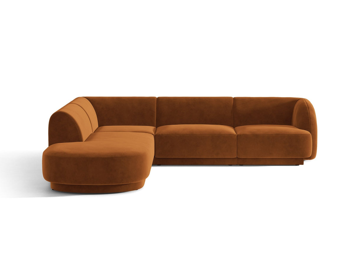 Dunkelbeiges L-förmiges Ecksofa Miley von Micadoni mit Bluvel-Stoff, schwarzen Kunststoffbeinen und linker Ausrichtung, freigestellt.