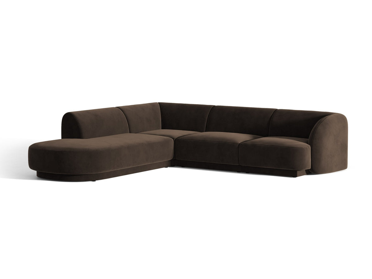 Dunkelbeiges L-förmiges Ecksofa Miley von Micadoni mit Bluvel-Stoff, schwarzen Kunststoffbeinen und linker Ausrichtung, freigestellt.