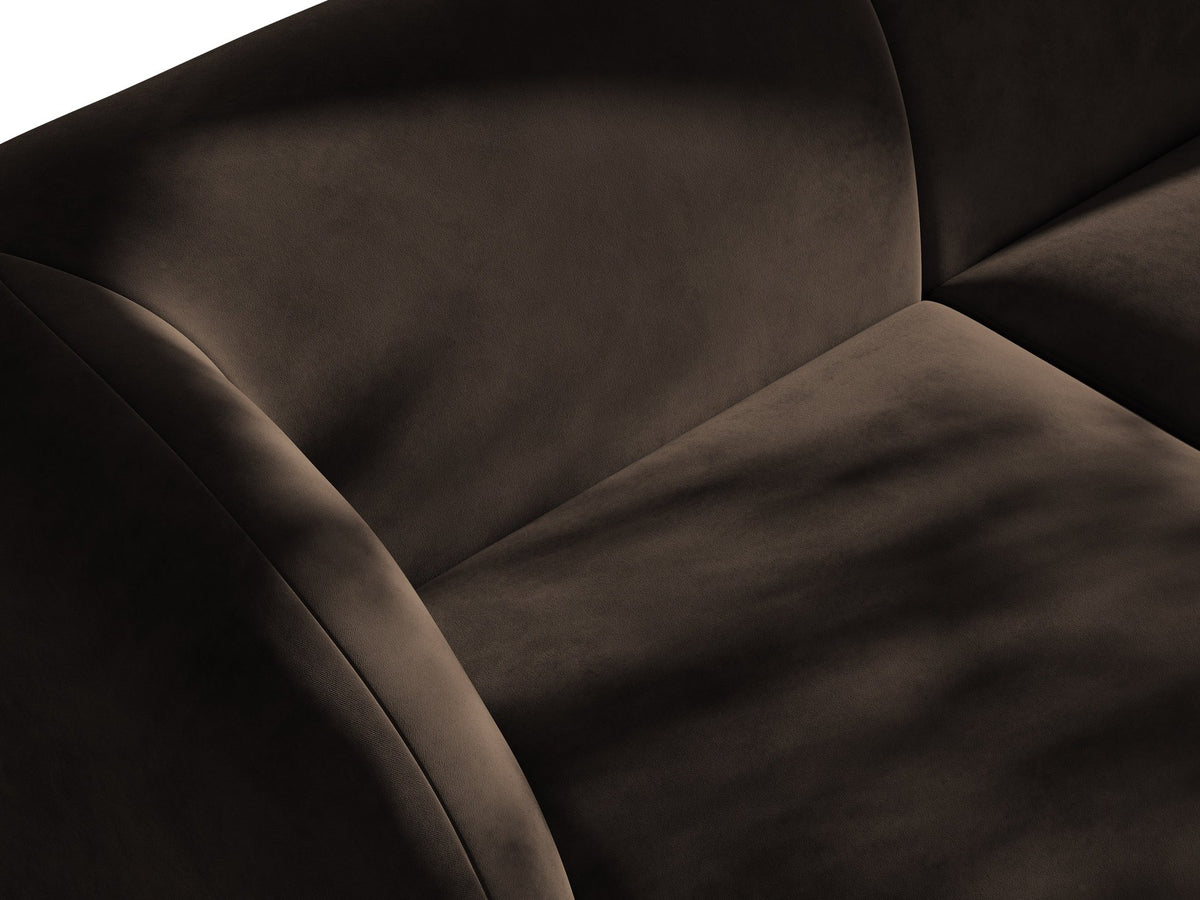 Dunkelbeiges L-förmiges Ecksofa Miley von Micadoni mit Bluvel-Stoff, schwarzen Kunststoffbeinen und linker Ausrichtung, freigestellt.
