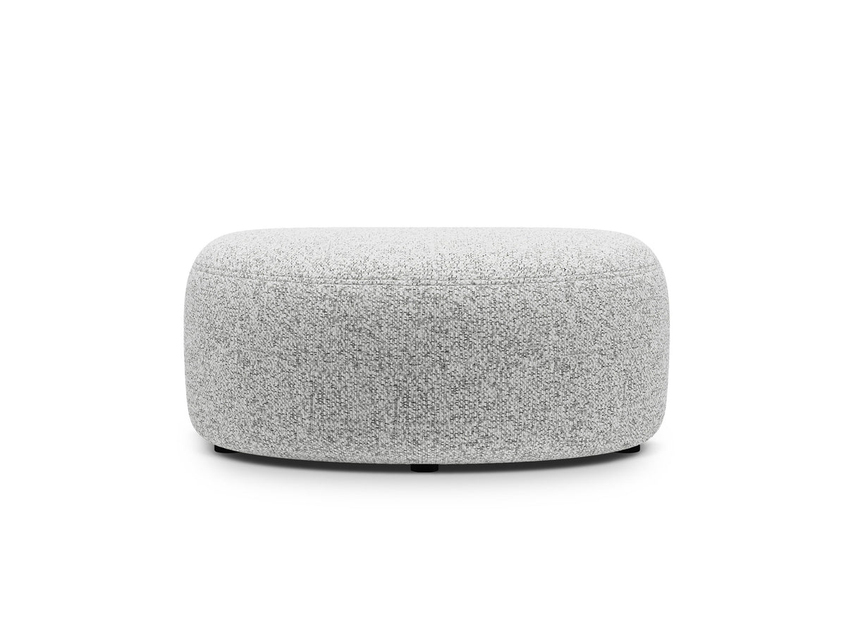 Kate Pouf von Micadoni in Weiss, rechteckige Form mit Stoffbezug Baloo, auf kurzen Beinen aus Polypropylen, kompakte Sitzfläche.