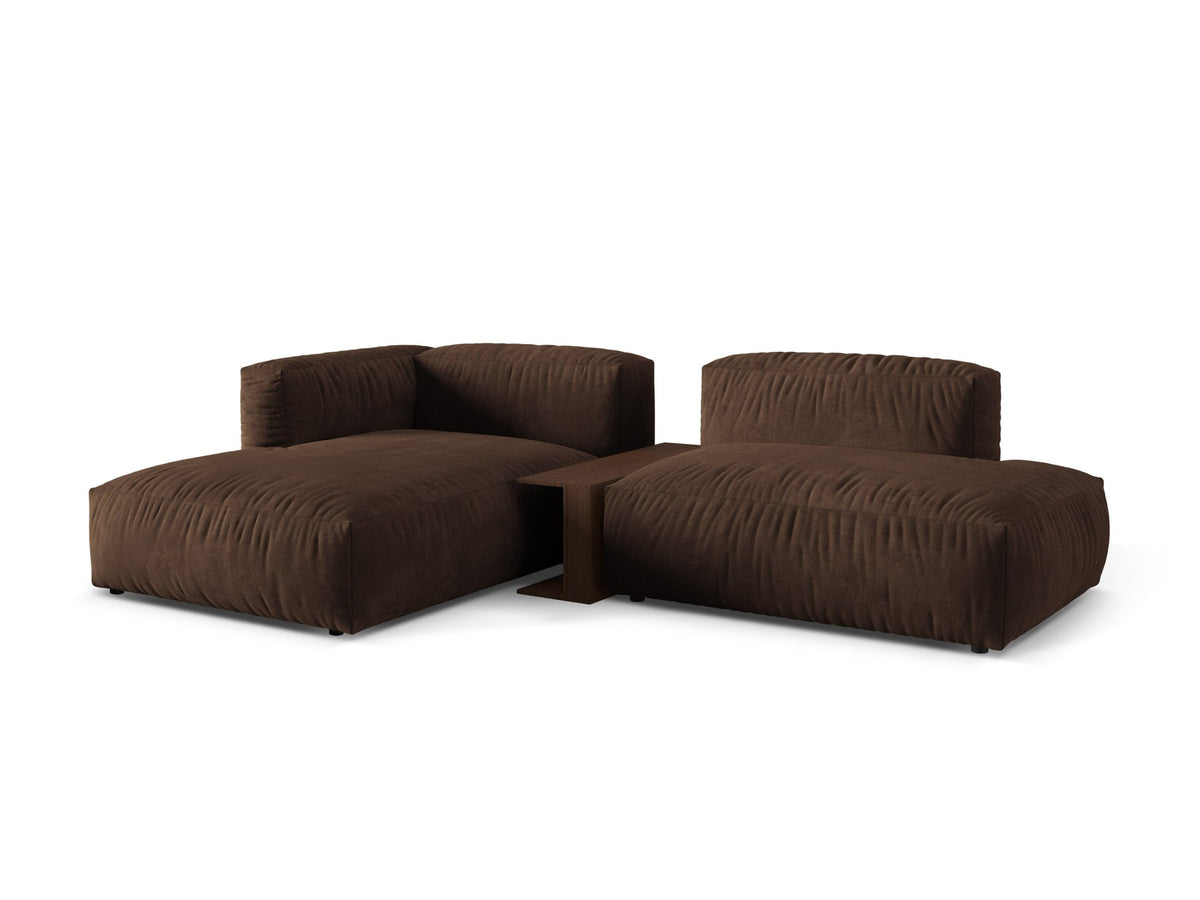 Modulares Ecksofa links Martina von Micadoni in Schokolade mit Veloursstoff-Bezug und schwarzen Kunststoffbeinen, Frontalansicht.