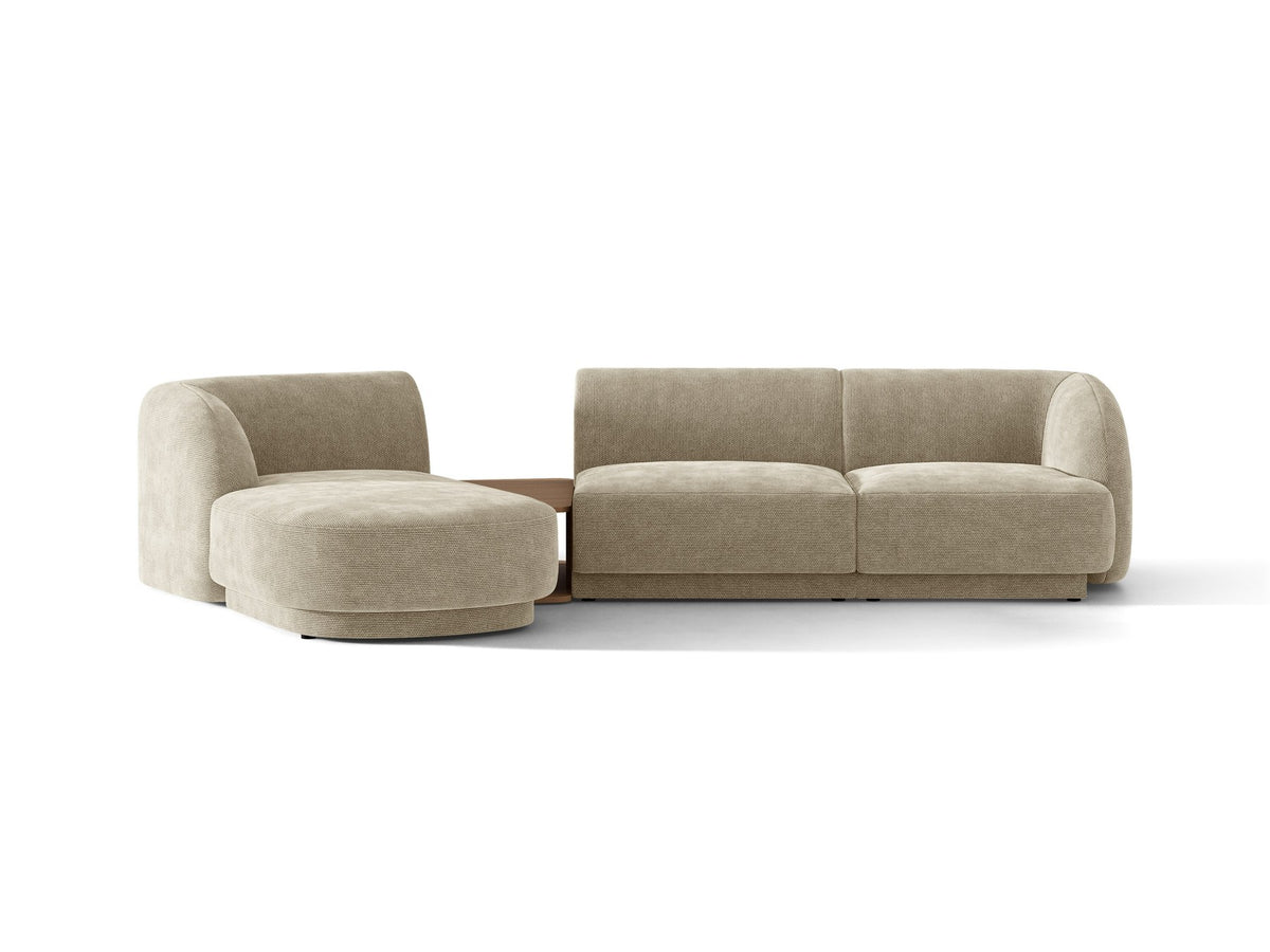 Braunes modulares Sofa Miley von Micadoni mit Bouclé-Stoff, schwarzen Kunststoffbeinen und breiter Sitzfläche im Wohnraum.