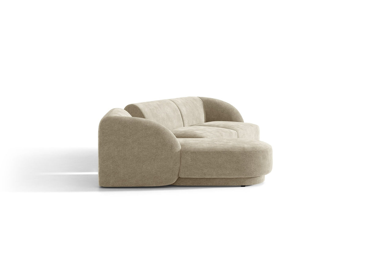 Braunes modulares Sofa Miley von Micadoni mit Bouclé-Stoff, schwarzen Kunststoffbeinen und breiter Sitzfläche im Wohnraum.