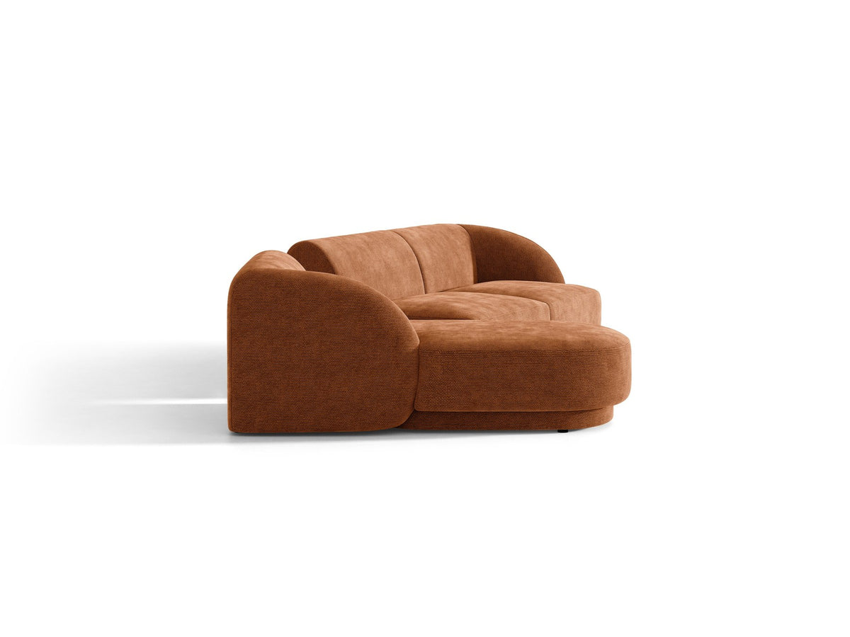 Braunes modulares Sofa Miley von Micadoni mit Bouclé-Stoff, schwarzen Kunststoffbeinen und breiter Sitzfläche im Wohnraum.