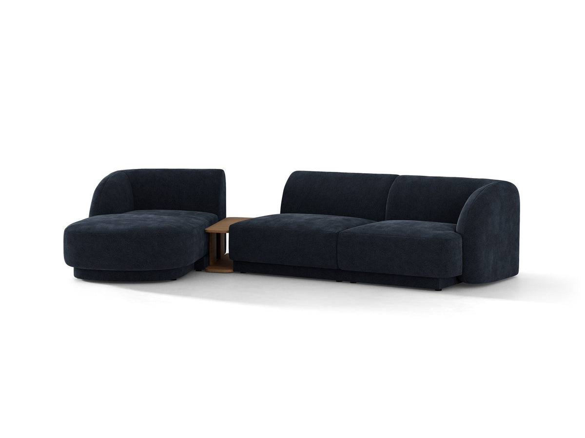Braunes modulares Sofa Miley von Micadoni mit Bouclé-Stoff, schwarzen Kunststoffbeinen und breiter Sitzfläche im Wohnraum.