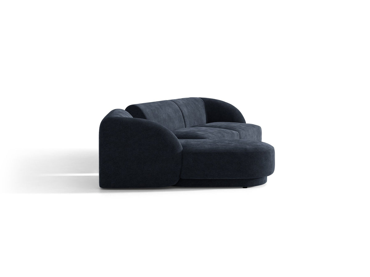 Braunes modulares Sofa Miley von Micadoni mit Bouclé-Stoff, schwarzen Kunststoffbeinen und breiter Sitzfläche im Wohnraum.