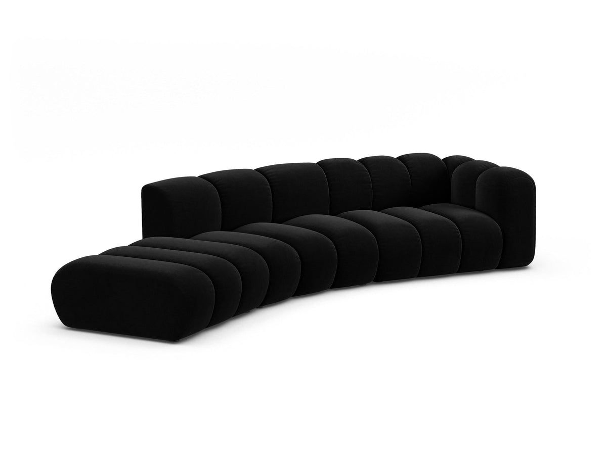 Offenes rundes L-Sofa links Lupine von Micadoni in leichtem Beige, bezogen mit Samtstoff Venus, schwarze Kunststoffbeine.