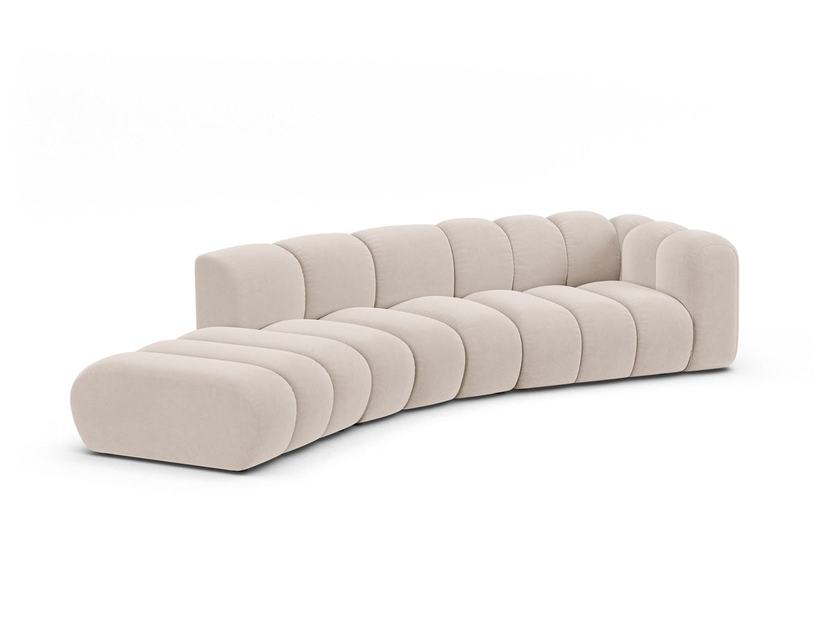 Offenes rundes L-Sofa links Lupine von Micadoni in leichtem Beige, bezogen mit Samtstoff Venus, schwarze Kunststoffbeine.
