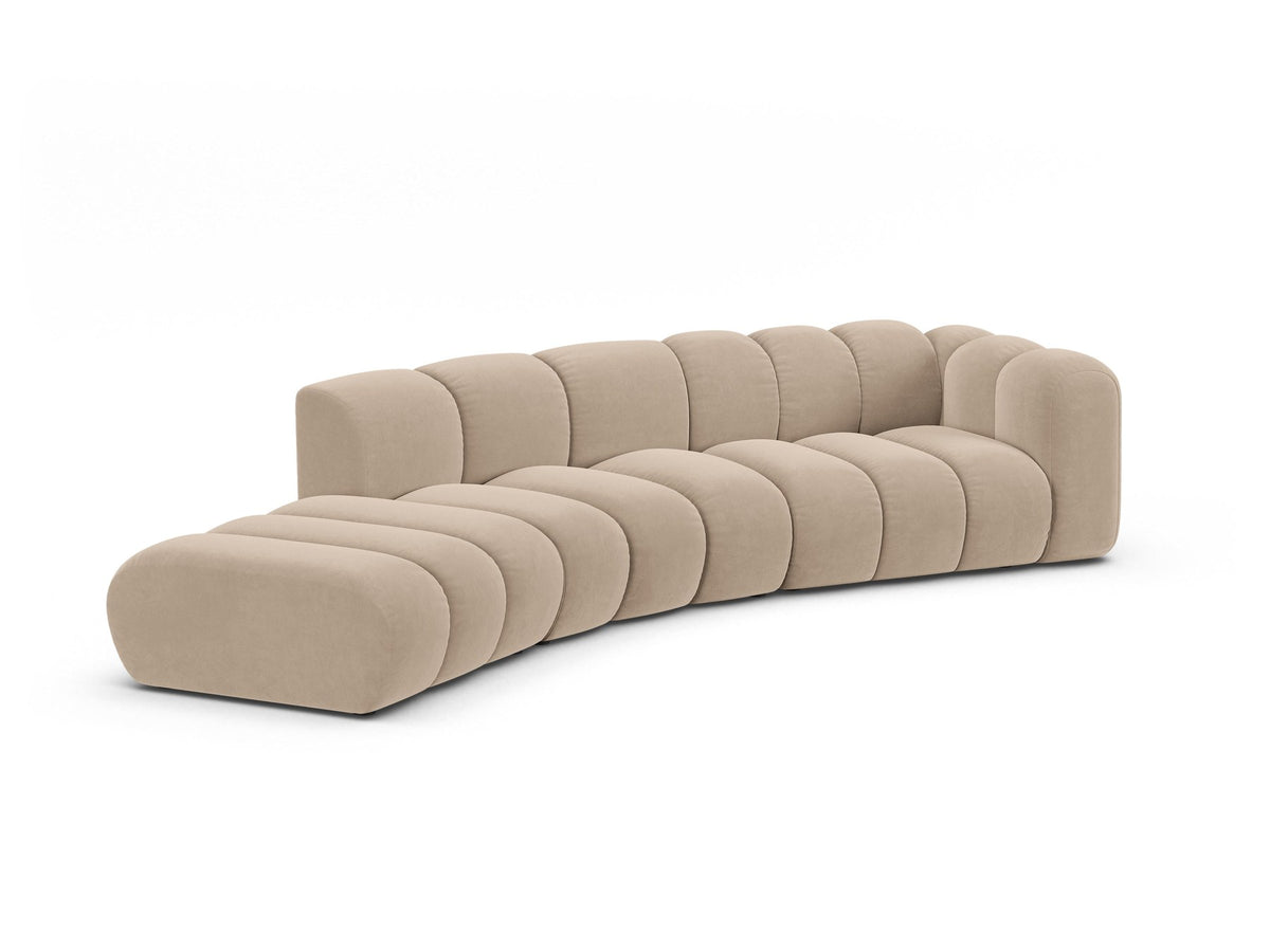 Offenes rundes L-Sofa links Lupine von Micadoni in leichtem Beige, bezogen mit Samtstoff Venus, schwarze Kunststoffbeine.