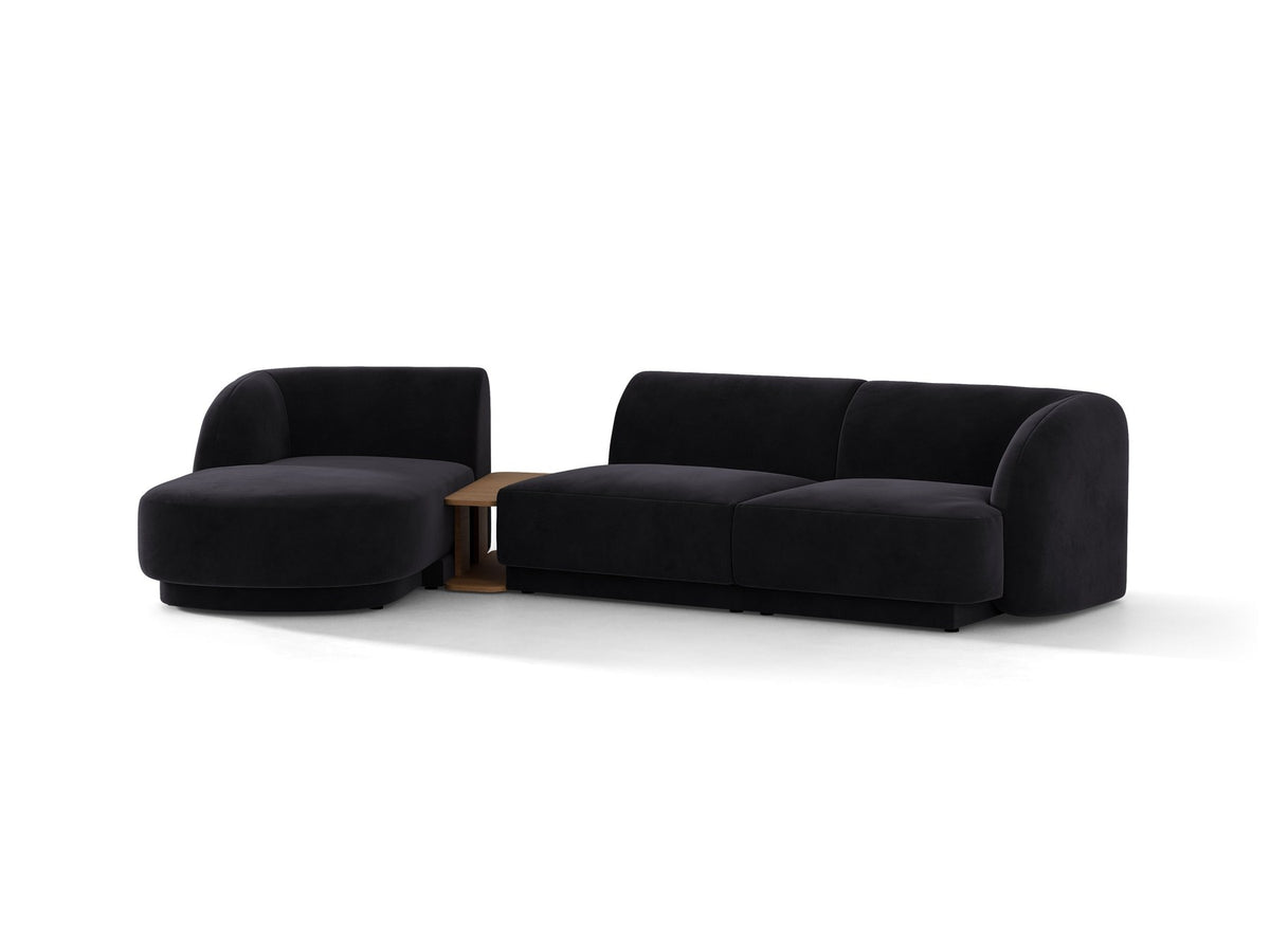 Braunes modulares Sofa Miley von Micadoni mit Bouclé-Stoff, schwarzen Kunststoffbeinen und breiter Sitzfläche im Wohnraum.