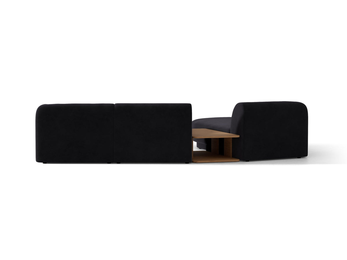Braunes modulares Sofa Miley von Micadoni mit Bouclé-Stoff, schwarzen Kunststoffbeinen und breiter Sitzfläche im Wohnraum.