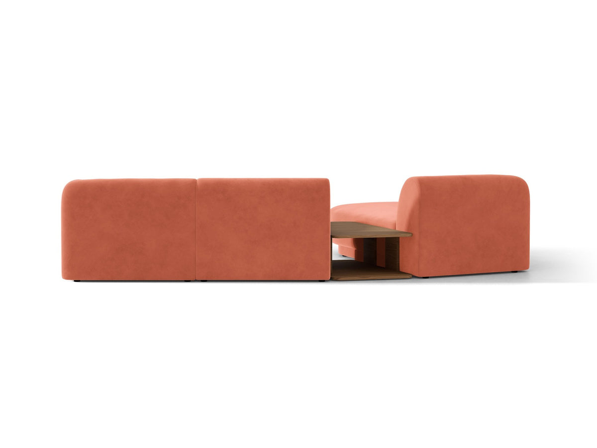 Braunes modulares Sofa Miley von Micadoni mit Bouclé-Stoff, schwarzen Kunststoffbeinen und breiter Sitzfläche im Wohnraum.