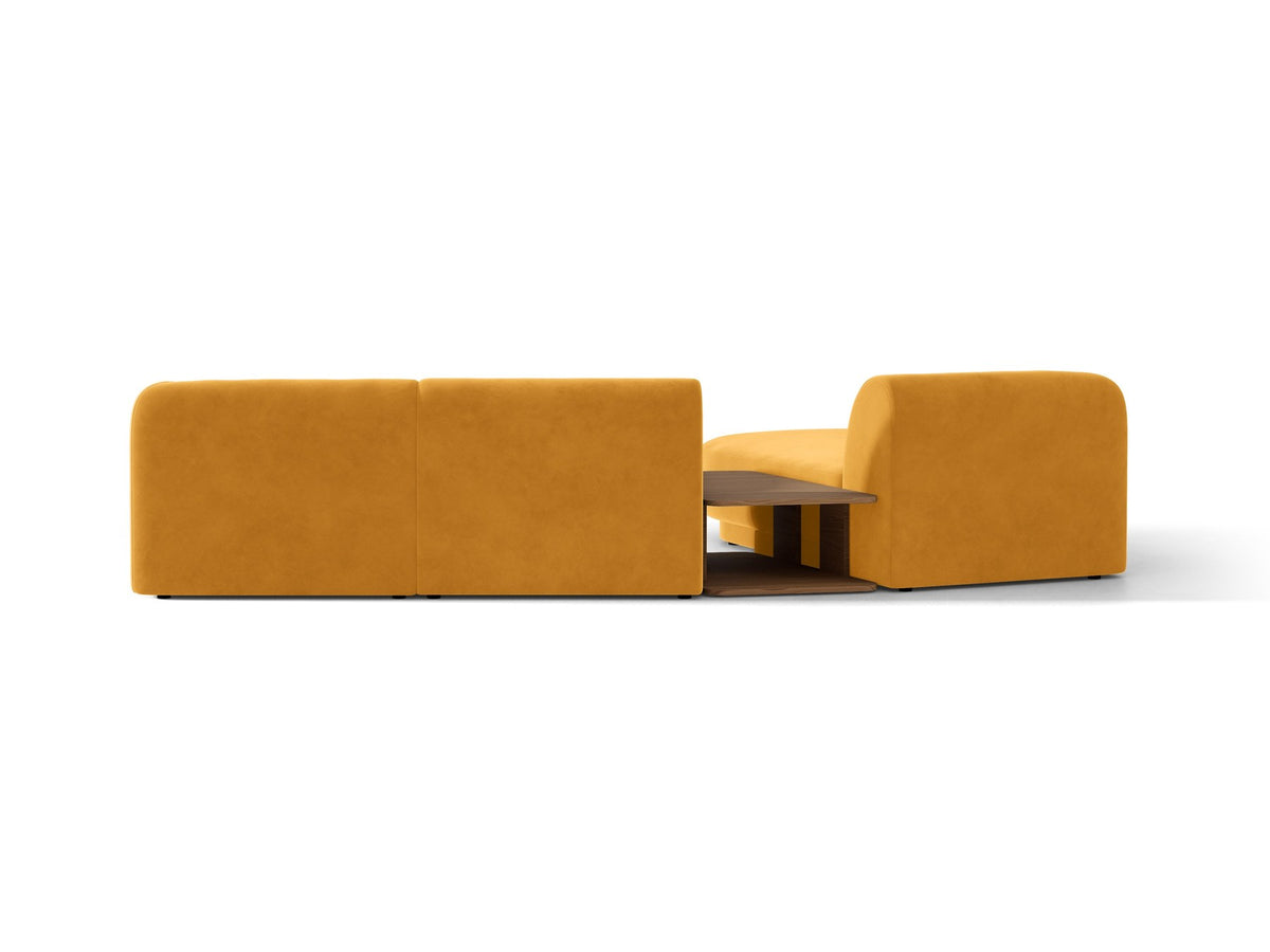 Braunes modulares Sofa Miley von Micadoni mit Bouclé-Stoff, schwarzen Kunststoffbeinen und breiter Sitzfläche im Wohnraum.