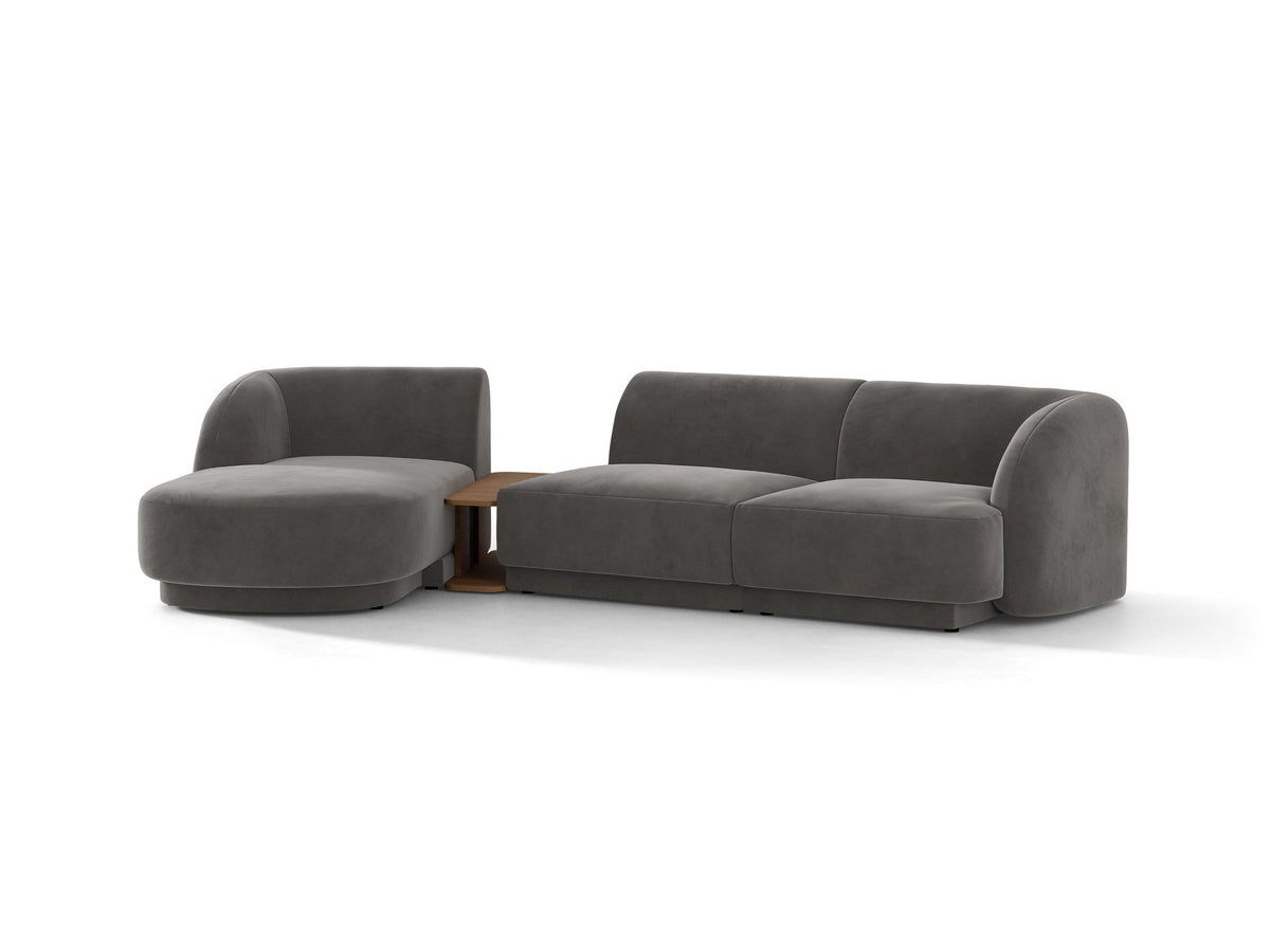 Braunes modulares Sofa Miley von Micadoni mit Bouclé-Stoff, schwarzen Kunststoffbeinen und breiter Sitzfläche im Wohnraum.