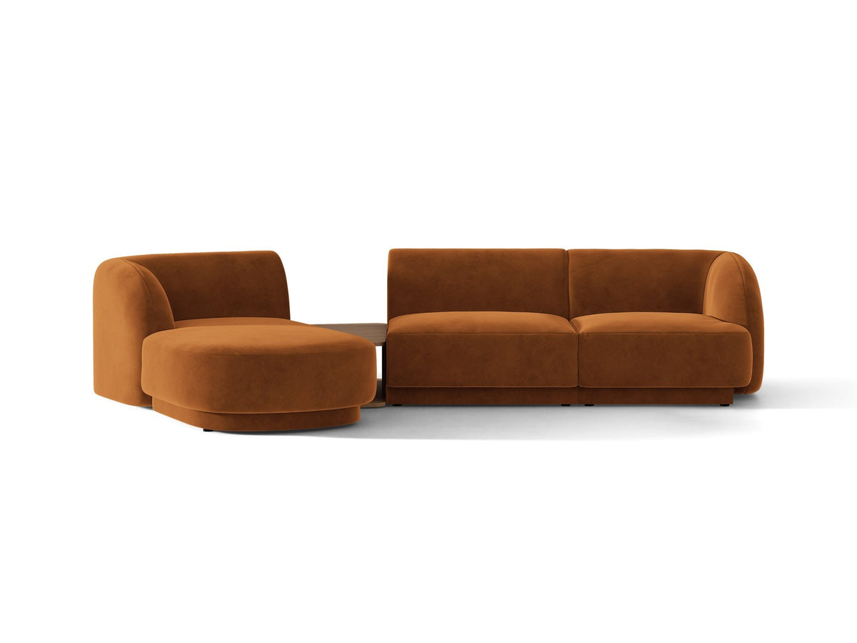 Braunes modulares Sofa Miley von Micadoni mit Bouclé-Stoff, schwarzen Kunststoffbeinen und breiter Sitzfläche im Wohnraum.