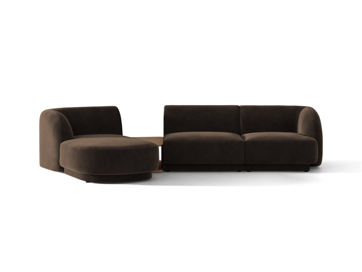 Braunes modulares Sofa Miley von Micadoni mit Bouclé-Stoff, schwarzen Kunststoffbeinen und breiter Sitzfläche im Wohnraum.