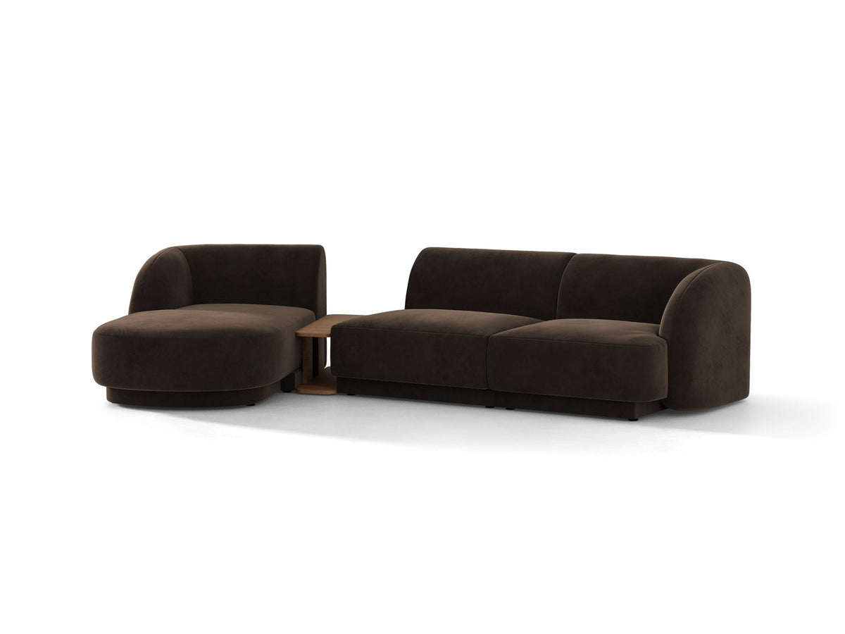 Braunes modulares Sofa Miley von Micadoni mit Bouclé-Stoff, schwarzen Kunststoffbeinen und breiter Sitzfläche im Wohnraum.