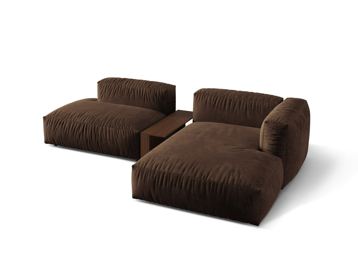Ecksofa rechts Martina von Micadoni in Schokolade mit Veloursstoff-Bezug, schwarzen Kunststoffbeinen und gepolsterter Rückenlehne.