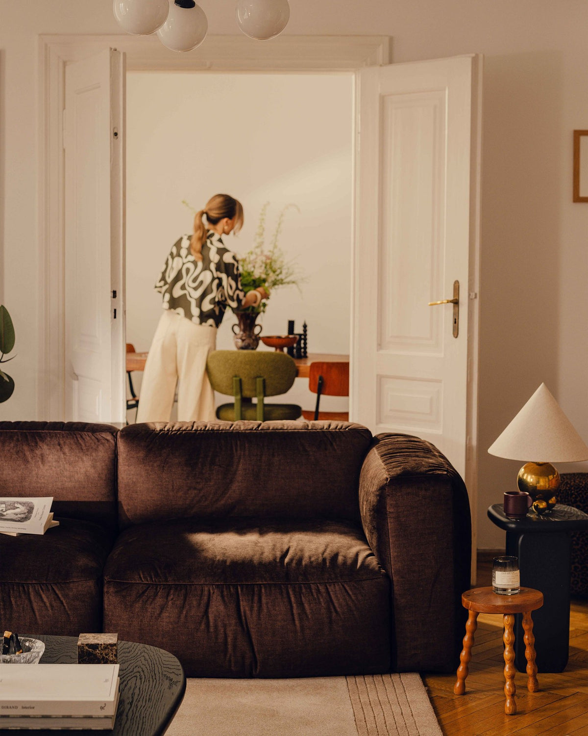 Modulares Ecksofa rechts Martina XL von Micadoni in Schokolade mit Veloursstoff-Bezug und Beinen aus Polypropylen, Frontalansicht.