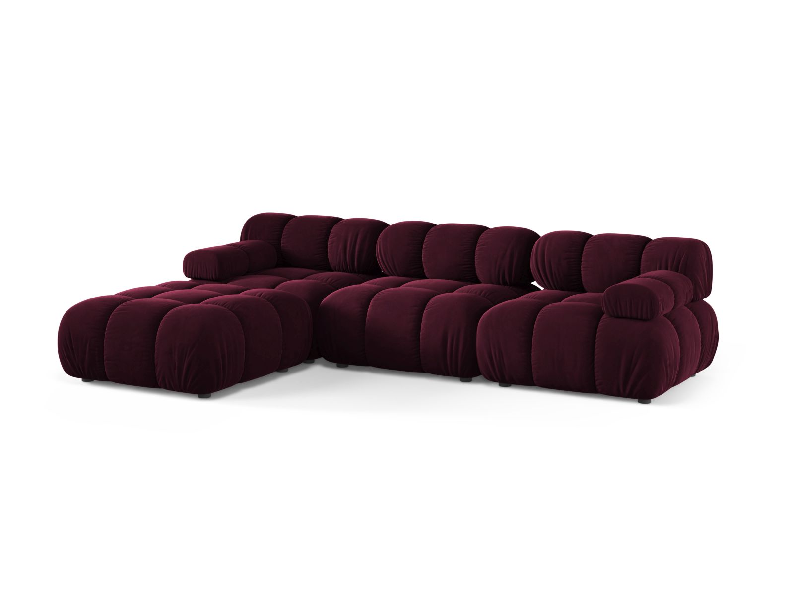Elegantes 4-Sitzer Modular Sofa Bellis in tiefem Burgunderrot, ideal für stilvolle Wohnräume, erhältlich bei KAQTU Design AG.