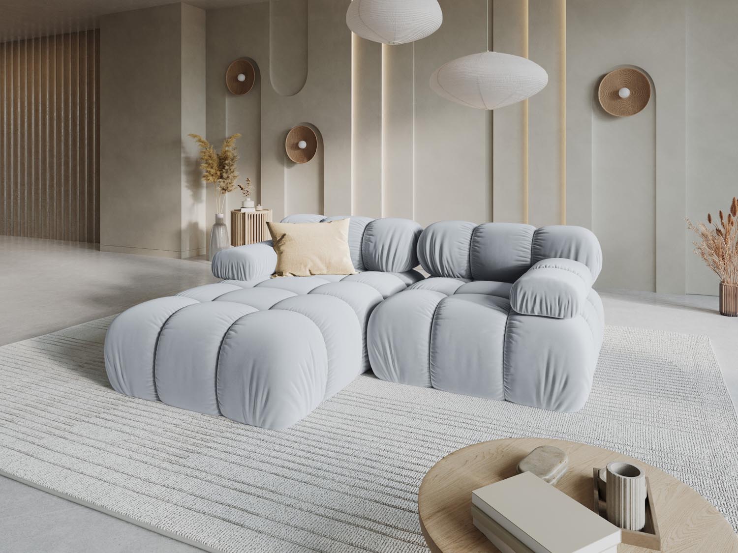 Elegantes Bellis Velour Ecksofa in sanftem Hellblau, ideal für stilvolle Wohnräume, präsentiert in einer gemütlichen Umgebung.