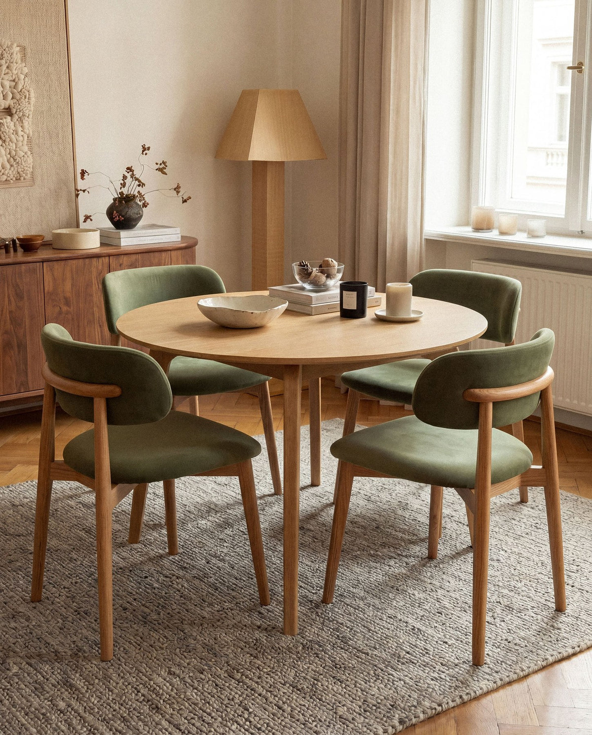 Quadratischer Esstisch mit Eichenfurnier-Oberfläche und Holzbeinen aus Eiche, Modell Renee von Micadoni, ohne Zubehör fotografiert.