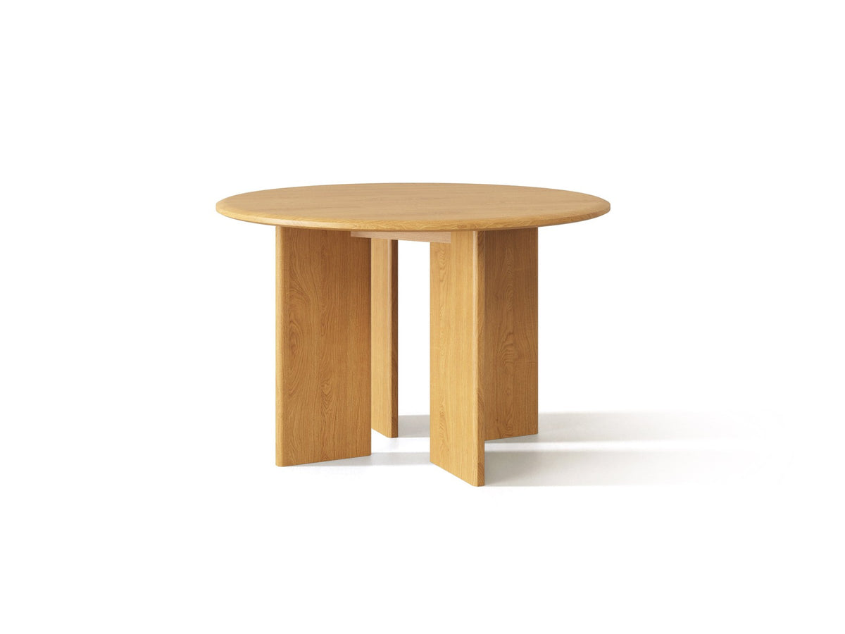 Charlotte Kaffeetisch von Micadoni mit runden Holzbeinen aus natürlicher Eiche, quadratischer Tischplatte und kompakter Grösse für den Wohnbereich.