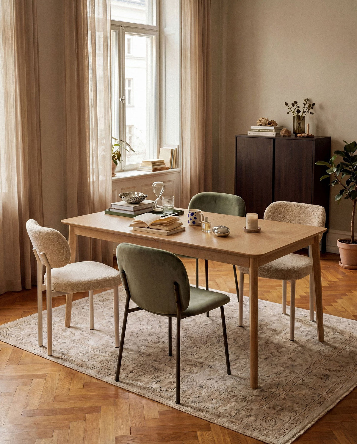 Foto eines ausziehbaren Esstischs aus natürlichem Eichenfurnier mit Holzbeinen, rechteckiger Form und Massen von 160x90x76 Zentimetern.