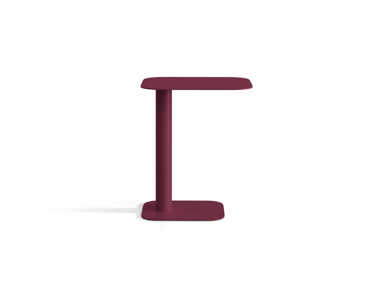 Kleiner Beistelltisch aus Metall mit burgundfarbener Tischplatte und schlankem Stahlgestell, Serie Jackson von Micadoni.