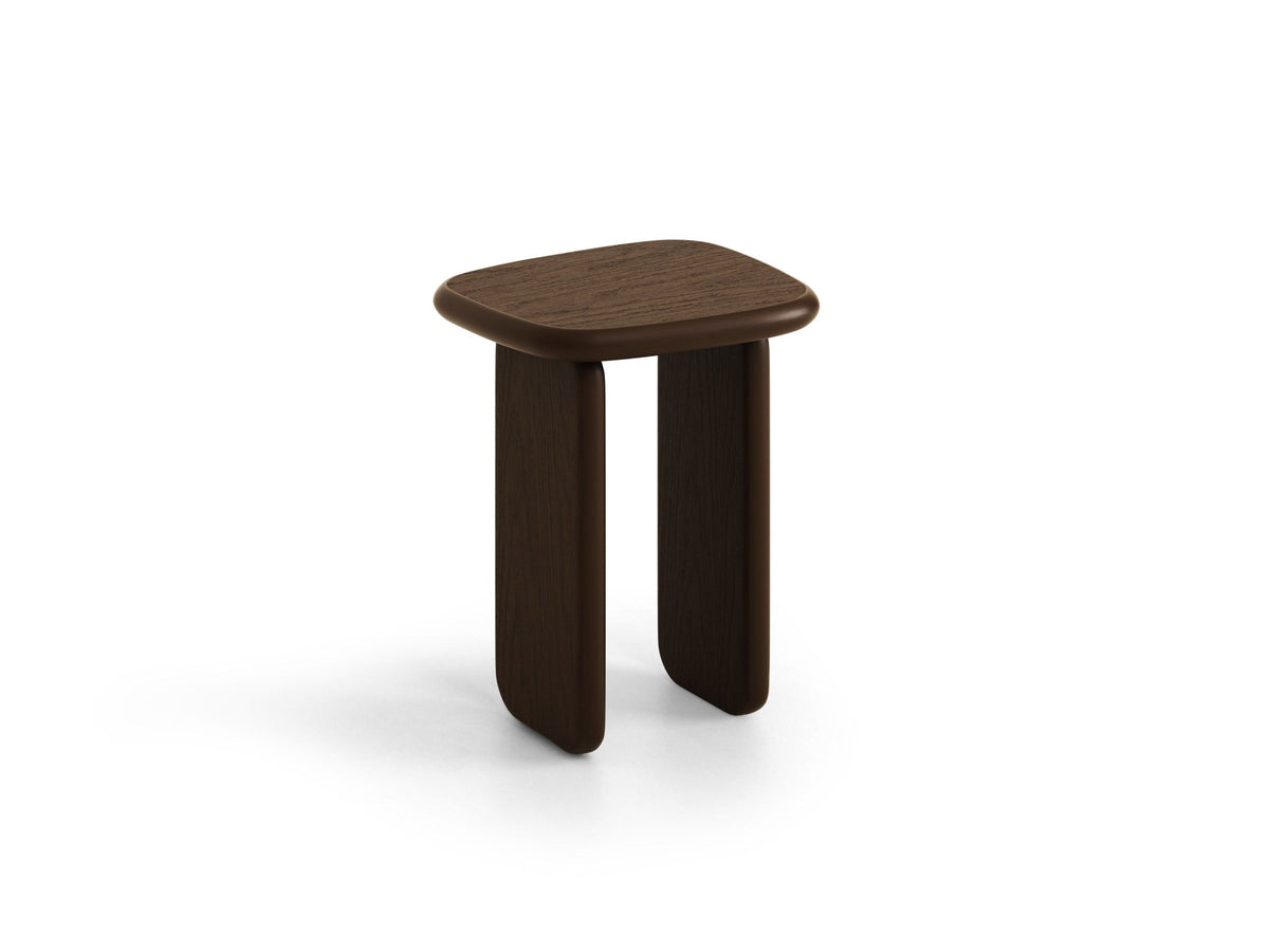 Rechteckiger Beistelltisch aus Holz in schwarzer Eichen-Optik mit zwei schlanken Beinen und niedriger Bauform, Modell Lana von Micadoni.